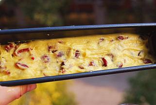 将蛋糕液从模具上方15CM处倒入，完了，模具在桌子上用力猛震几下，表面尽量抹平