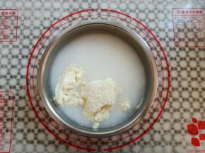 找一只干净的盆子，倒入温开水和奶粉