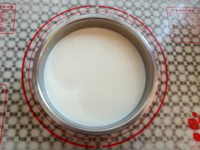 把牛奶和菌粉混合搅拌均匀