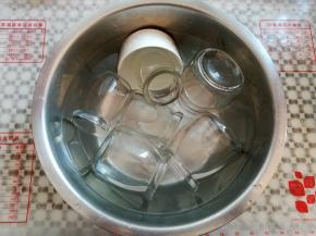 另外取一个大盆，用开水烫几分钟装酸奶的容器