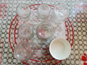 布丁瓶取出来倒扣沥干水份