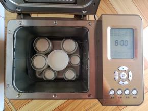 布丁瓶移到面包机里（面包桶取出来），选择酸奶程序发酵8小时