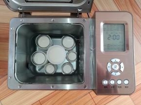 8小时后酸奶就做好了（显示2小时是面包机做完酸奶后自动回到初始菜单）