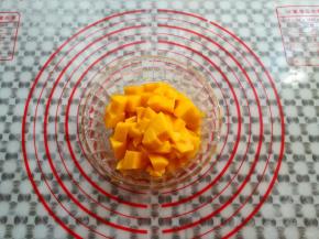 芒果去皮切成颗粒