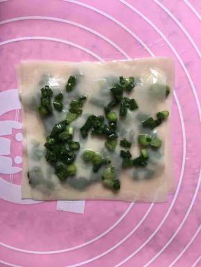 再刷一点油，撒一点点盐和葱花，重复之前的步骤