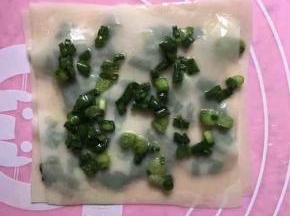 再刷一点油，撒一点点盐和葱花，重复之前的步骤