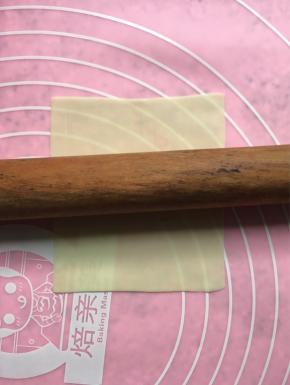 云吞皮用擀面杖稍微擀一下