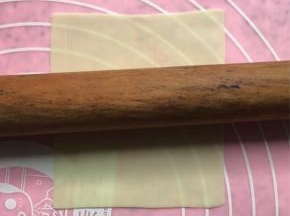云吞皮用擀面杖稍微擀一下