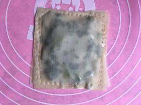 我是四张云吞皮为一个，最后盖上云吞皮的时候用叉子压紧四边