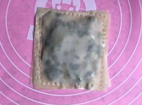 我是四张云吞皮为一个，最后盖上云吞皮的时候用叉子压紧四边