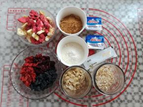 准备好做格兰诺拉水果麦片的所有材料，称出需要的重量