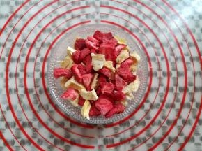 冻干的草莓和菠萝分成小颗粒