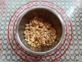 戴上一次性手套抓匀材料