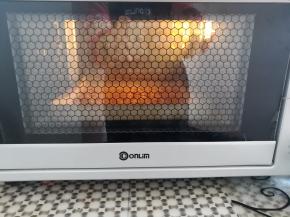 把麦片放入烤箱底层，上火130度，下火160度烤20分钟