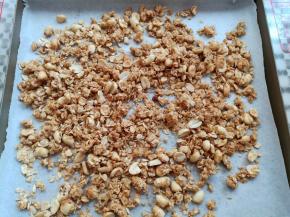 烤到10分钟取出翻一下麦片，再继续放回烤箱烤完设定时间