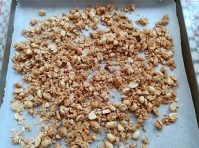 烤到10分钟取出翻一下麦片，再继续放回烤箱烤完设定时间