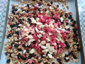 再加入冻干草莓和菠萝颗粒