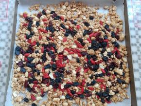 麦片出炉后加入枸杞，蔓越莓和黑加仑