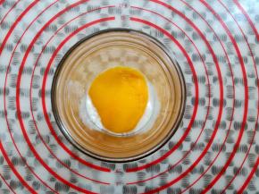 在酸奶的上面一层放上芒果片