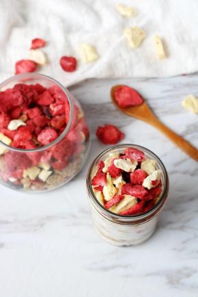 自己做酸奶水果麦片杯，放的果粒多多的