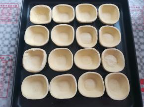 蛋挞皮解冻后放到烤盘里