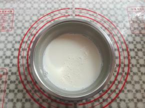 300克温水加入40克奶粉混合均匀