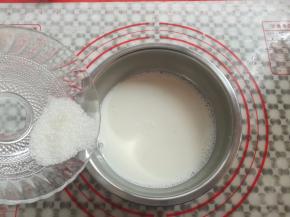牛奶里加入30克糖搅拌均匀（如果是纯牛奶可以多加一些糖）