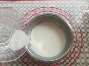 牛奶里加入30克糖搅拌均匀（如果是纯牛奶可以多加一些糖）