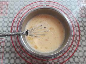 鸡蛋和牛奶搅拌均匀