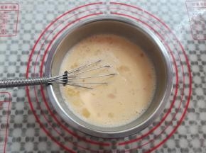 鸡蛋和牛奶搅拌均匀