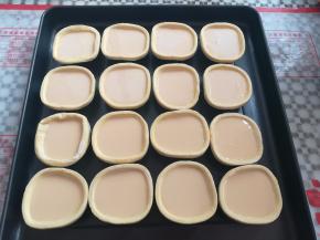 每个蛋挞皮里倒入8分满的蛋挞水，同时预热烤箱上火190度，下火200度