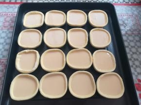 每个蛋挞皮里倒入8分满的蛋挞水，同时预热烤箱上火190度，下火200度