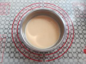 过筛好的蛋挞水静置5-10分钟