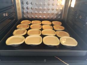 蛋挞放入烤箱底层（有些烤箱放中层）