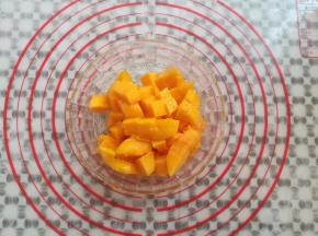 芒果去皮切丁