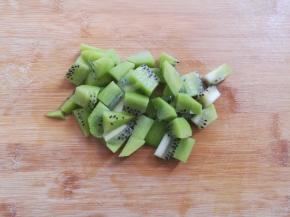 猕猴桃去皮切丁