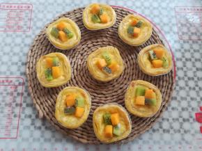 蛋挞烤好以后放上适量的芒果和猕猴桃