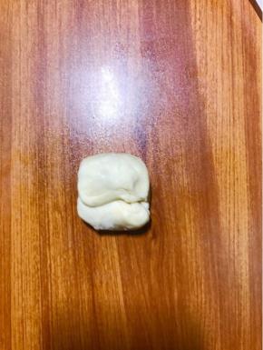 两边向里对折按压。