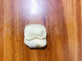 两边向里对折按压。