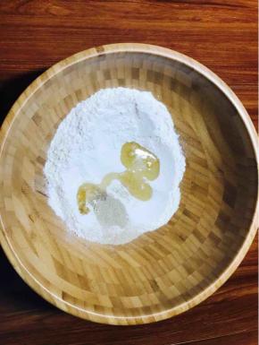 水油皮：中筋面粉加入糖和酵母还有油，糖不要直接和酵母放一起。