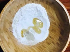 水油皮：中筋面粉加入糖和酵母还有油，糖不要直接和酵母放一起。