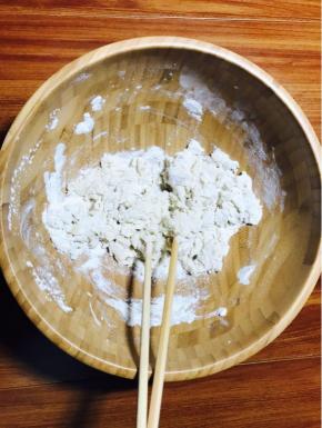 加水搅合成絮状。