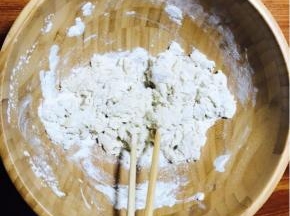 加水搅合成絮状。
