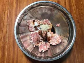 肉馅加入所有调味料，除了香油和葱碎