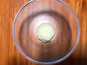 混合成团，盖保鲜膜醒面。
