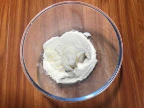 油酥面：低筋面粉和猪油混合。