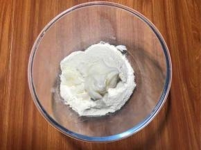 油酥面：低筋面粉和猪油混合。