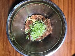 一个方向搅拌均匀后，加入香油和葱碎