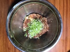 一个方向搅拌均匀后，加入香油和葱碎