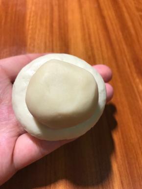 水油皮包裹油酥，包好